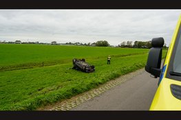 Auto raakt van de dijk en slaat over de kop in Heerhugowaard