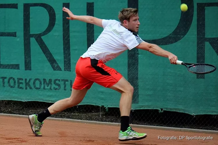 Geschorste amateurtennisser na twee jaar weer op het veld: "Ik mag weer alles doen"