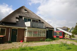 Beginnende brand in rieten dak in Obdam