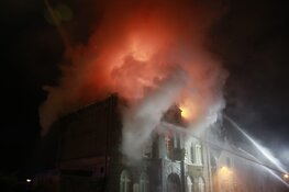 Grote brand in voormalig gemeentehuis in Obdam: &#39;Sluit ramen en deuren&#39;