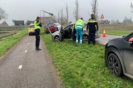 Auto tegen lantaarnpaal aan Rustenburgerweg