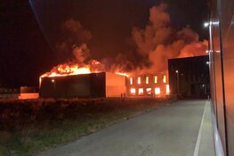 Metershoge vlammen bij brand op industrieterrein in Zwaag