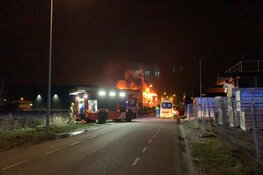 Metershoge vlammen bij brand op industrieterrein in Zwaag