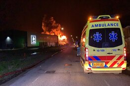 Metershoge vlammen bij brand op industrieterrein in Zwaag