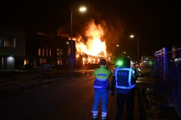 Metershoge vlammen bij brand op industrieterrein in Zwaag