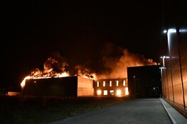 Metershoge vlammen bij brand op industrieterrein in Zwaag