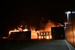 Metershoge vlammen bij brand op industrieterrein in Zwaag