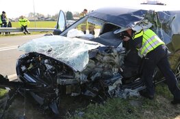 Frontale botsing tussen vrachtwagen en auto in De Goorn