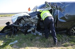 Frontale botsing tussen vrachtwagen en auto in De Goorn