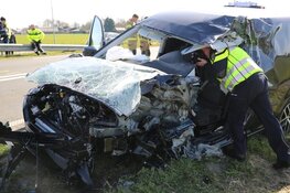 Frontale botsing tussen vrachtwagen en auto in De Goorn