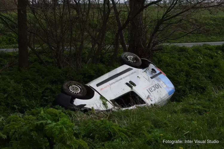 Bestelbus op z&#39;n kop in de sloot