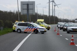 Bestelbus op z&#39;n kop in de sloot
