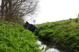 Bestelbus op z&#39;n kop in de sloot