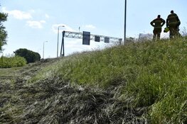 Afrit A7 (Hoorn-centrum) afgesloten na grote bermbrand