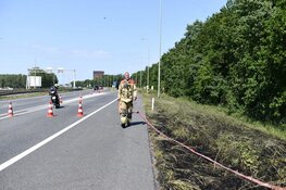 Afrit A7 (Hoorn-centrum) afgesloten na grote bermbrand