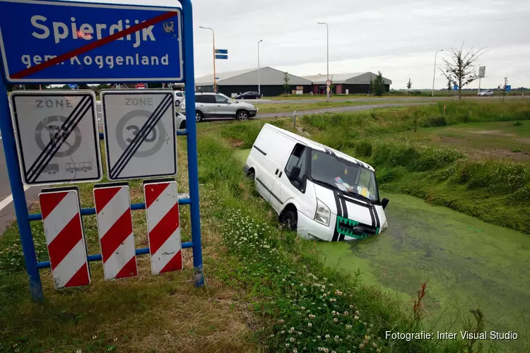 Bestelbus te water in Spierdijk