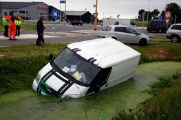 Bestelbus te water in Spierdijk
