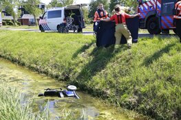 Man in scootmobiel uit sloot getrokken door omstanders