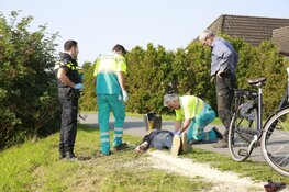 Fietser geraakt door uitstekende pijp van aanhangwagen in Ursem, automobilist doorgereden
