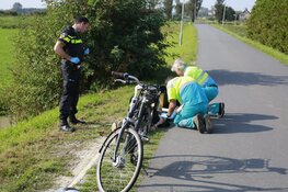 Fietser geraakt door uitstekende pijp van aanhangwagen in Ursem, automobilist doorgereden