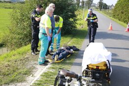 Fietser geraakt door uitstekende pijp van aanhangwagen in Ursem, automobilist doorgereden