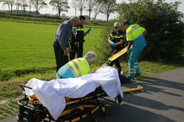 Fietser geraakt door uitstekende pijp van aanhangwagen in Ursem, automobilist doorgereden