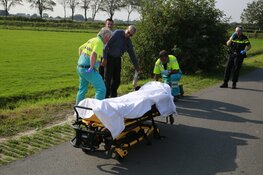 Fietser geraakt door uitstekende pijp van aanhangwagen in Ursem, automobilist doorgereden