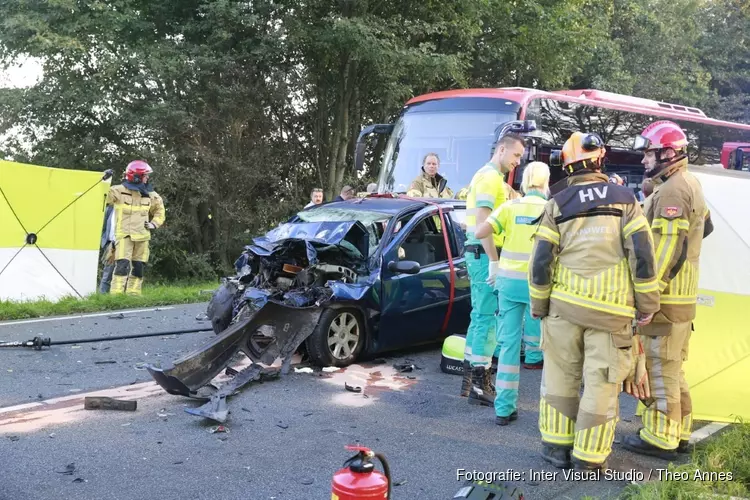 Automobilist overleden bij botsing met lijnbus in Oudendijk
