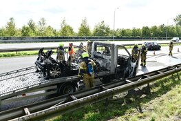 Auto met oplegger in brand op A7