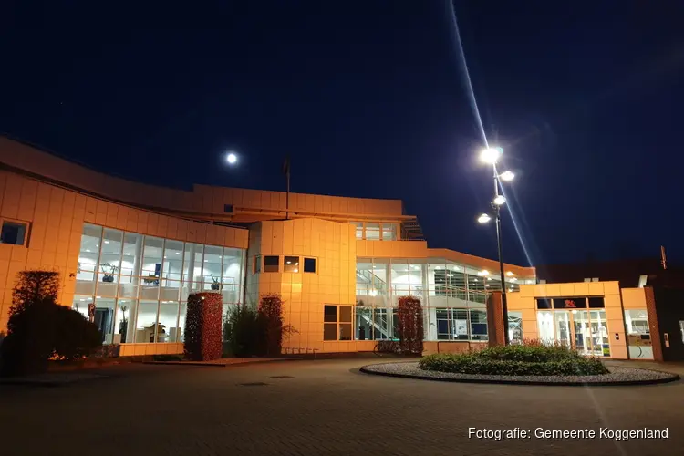 Gemeentehuis oranje verlicht