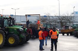 Boeren blokkeren distributiecentrum Albert Heijn in Zaandam