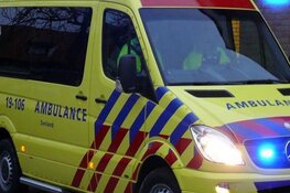 Brommobiel te water in Berkhout, bestuurder naar ziekenhuis