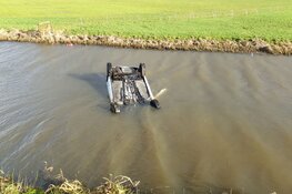 Auto op de kop in het water bij De Goorn: bestuurster gered door omstanders