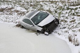 Auto op het ijs na ongeval in Obdam