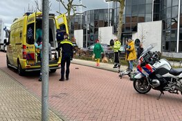 Automobilist tikt oudere man op fiets aan en loopt hoofdwond op