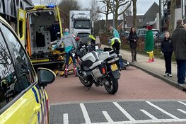 Automobilist tikt oudere man op fiets aan en loopt hoofdwond op