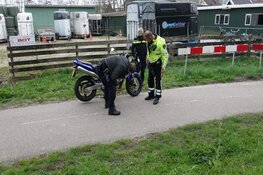 Wielrenner gewond na aanrijding met motor in Berkhout