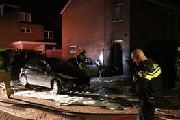 Auto tegen woning geduwd en in brand gestoken in Obdam