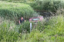 Auto te water na uitwijken gans in Berkhout