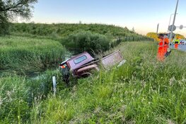 Auto te water na uitwijken gans in Berkhout