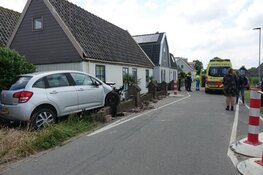 Auto rijdt tegen huis in Berkhout