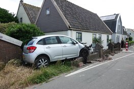 Auto rijdt tegen huis in Berkhout