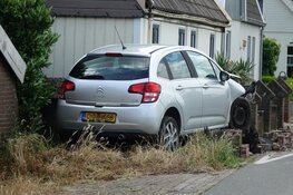 Auto rijdt tegen huis in Berkhout