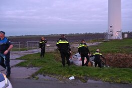 Auto half te water in Berkhout