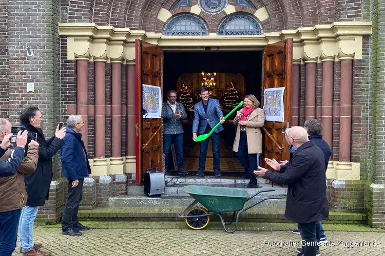 Burgemeester overhandigt schep aan doe team voor nieuw ontmoetingsplein Obdam