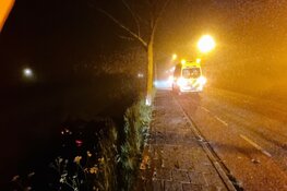 Auto crasht in Spierdijk en komt ondersteboven in sloot terecht