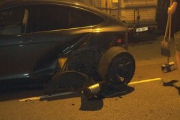 Auto crasht in Spierdijk en komt ondersteboven in sloot terecht