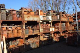 Fa. Arie Oud & zn : Gebruikte dakpannen en hulpstukken