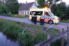 Auto te water in Berkhout na 'uitwijkmanoeuvre'