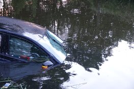 Auto te water in Berkhout na 'uitwijkmanoeuvre'